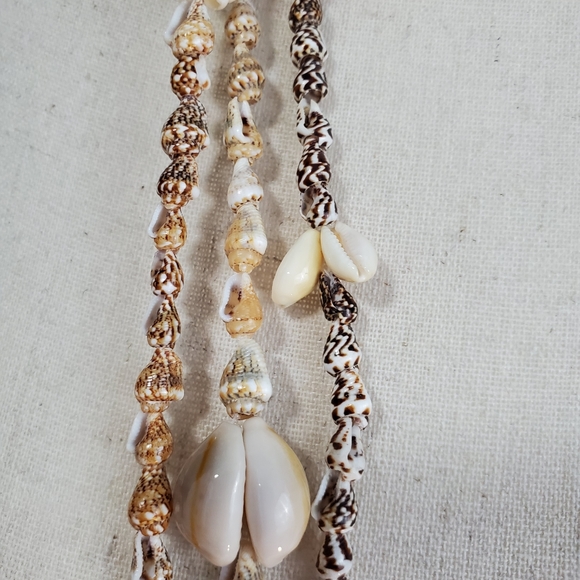 Set of 3 Seashell Necklaces beige, brown. - Picture 5 of 8